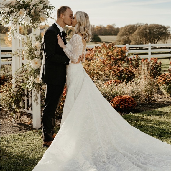 Gemy Maalouf Wedding Gown - retail $7000. - Picture 4 of 7